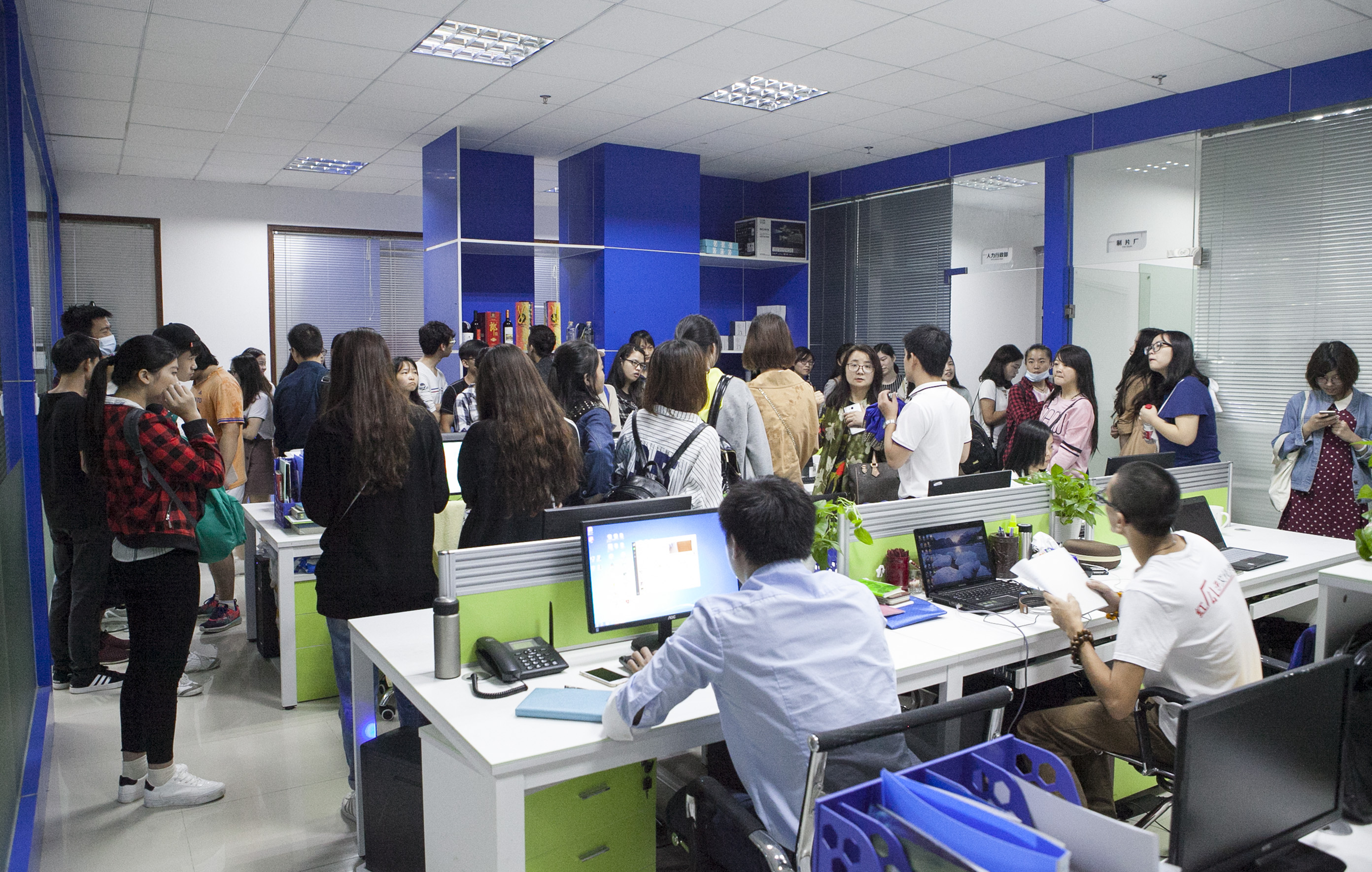 傾盆大雨中師生與紅瓜子傳媒的零距離接觸 傾盆大雨中師生與紅瓜子傳媒的零距離接觸