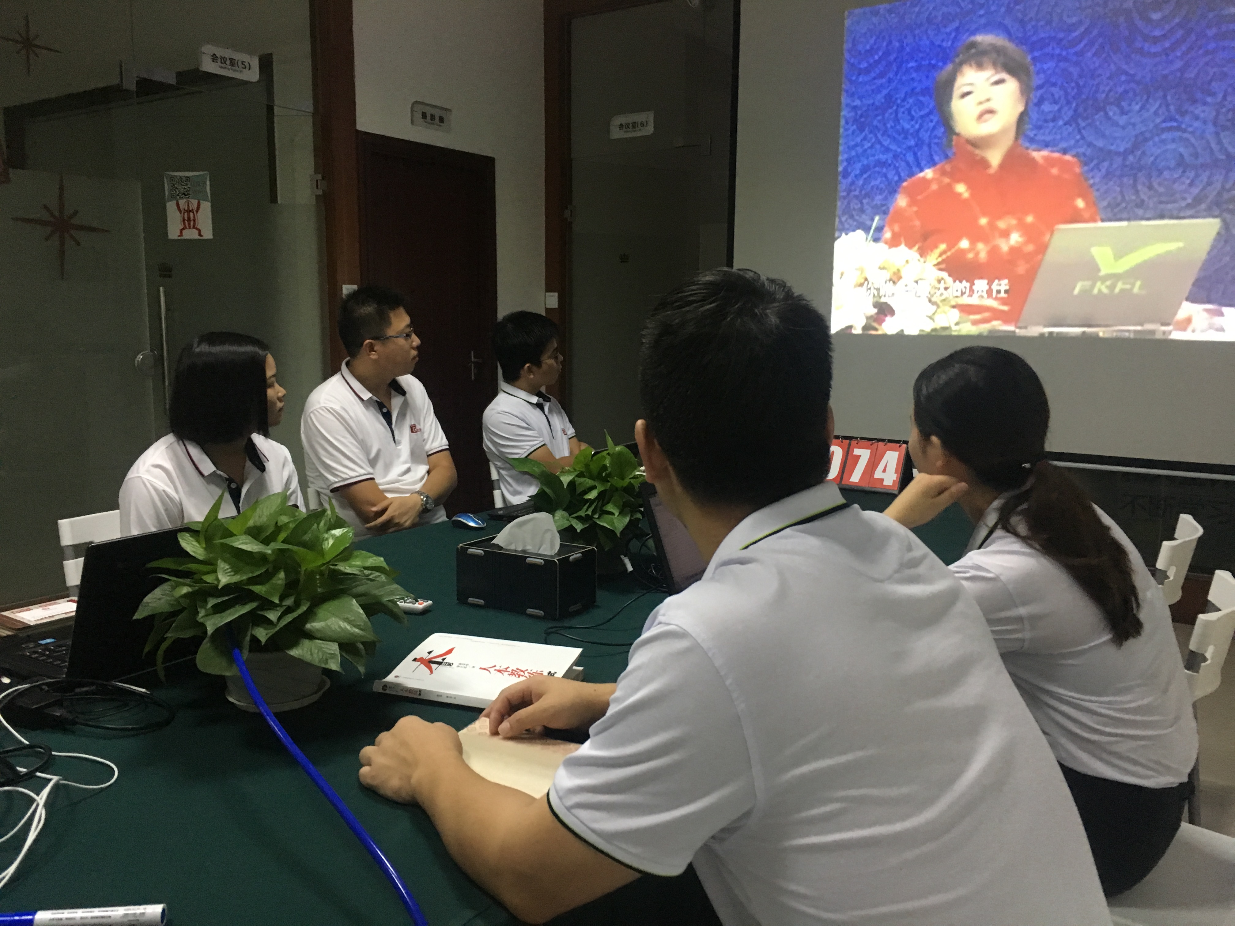 74期瓜瓜早課堂-明天我要嫁給你啦——無名指佩戴鉆戒的遐想 74期瓜瓜早課堂-明天我要嫁給你啦——無名指佩戴鉆戒的遐想